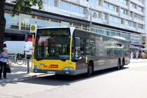 Am 24.07.2014 in Berlin am Bahnhof Zoolog. Garten aufgenommen, wurde dieser Citaro L der ersten Generation. Es wird wohl nicht mehr lange dauern bis sein Erscheinungsbild die Hauptstadt nicht mehr prägen wird. 