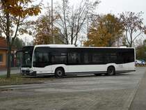 Ein neuer SWEG Mercedes Benz Citaro C2 am 11.11.14 durch ein offenens Tor fotografiert