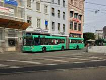 BVB MB 405GN Nr. 733 auf der Linie 30 an der Endhaltestelle Basel SBB Bahnhof, 24.09.2014. 