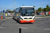 CEK 045 (Volvo 8900) fährt am 15.09.2014 auf der Linie 101 nach Habo. Aufgenommen am Hafen von Gränna. 