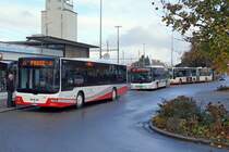 ASm/BSU: Zusammentreffen von drei Bussen von ASm und BSU auf dem Bahnhofplatz Herzogenbuchsee am 13. November 2014. Besonders zu beachten ist die grosse Farbenvielfallt. Die neuen ASm Busse werden mit dem rot-weissen Anstrich in Betrieb genommen. Die weisse Lackierung ist bald Geschichte.
Foto: Walter Ruetsch 