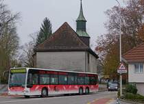 BGU: Allerletzter Einsatz des BGU Wagens 15 im Schülerverker. Der einzige DREIACHS MERCEDES CITARO im Fahrzeugpark des Busbetriebes Grenchen und Umgebung wurde im Jahre 1999 vom Busbetrieb Biel Meinisberg (BM) in Betrieb gestellt. Bei der Fusion BGU/BM hat ihn der BGU übernommen, wo er mehrheitlich für den Schülerverkehr eingesetzt wurde. Nun mit einer Leistung von über 700'000 km wird er auf Ende Jahr pensioniert. Die Aufnahme ist am letzten Betriebstag bei der Dreibeinskreuz Kapelle Solothurn entstanden. Das Verkehrsschild Schule auf der rechten Bildseite hat überigens keinen Zusammenhang mit dem Schülerkurs.
Foto: Walter Ruetsch 