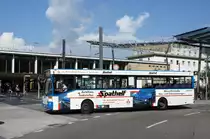 Mercedes-Benz O 405 der Heilbronner Stadtwerke mit der Wagennummer 25. Aufgenommen am Hauptbahnhof in Heilbronn im Oktober 2014. PS: Zur Werbung: Der Mitsubishi Galant wurde bis Herbst 2004 (!) in Deutschland angeboten.