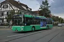 MAN Bus 823 auf der Linie 33 kurz vor der Haltestelle Allschwil. Die Aufnahme stammt vom 13.10.2014.