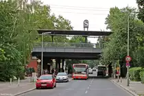 Ein ehemaliger Kölner Mercedes-Benz O405N2 des Baujahres 2000 in Berlin, am S Bellevue. Er verdient seinen Diesel bei Busbetrieb Nieder (ex K-VB 484).