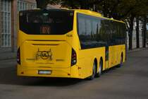 Volvo 8900 mit dem Kennzeichen DJE 331 (aus Uppsala län) auf der Überlandlinie 874 am Busbahnhof Västerås am 17.09.2014.