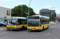 Ein Treffen der Generationen, ein ehemaliger BVG O405N2 welcher nun seinen Diesel bei der Firma Berolina-Magasch verdient, neben einem BVG Citaro LE welcher grade Richtung Ostbahnhof unterwegs ist. Berlin, S+U Bahnhof Jannowitzbrücke- 21. August 2014 