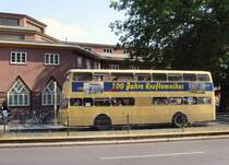 Hist. Doppeldeckerbus, noch mit Werbung zu 100 Jahre Kraftomnibus 2005, Juni 2008 am Bahnhof Wannsee