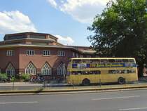Hist. Bus auf der Ausflugslinie zur Pfaueninsel, hier auf der R�ckfahrt in die City am Bahnhof Wannsee, Juni 2008