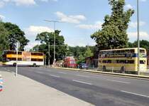 Alter und neuer Doppeldeckerbus am bahnhof Wannsee, Juni 2008
