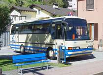 FART: Ein NEOPLAN der FART wartete am 9. April 2011 beim Bahnhof Intragna auf Fahrgäste. 
Foto: Walter Ruetsch 