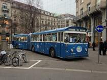 Der ehemalige VBZ Saurer Linienbus 7540 ist wie jedes Jahr als Pcklibus an der Bahnhofstrasse in Zrich abgestellt, 05.12.2014.