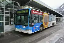 Der Citaro I RingJet von Leukerbad in der Mittagspause beim Busbahnhof in Leukerbad, 10.12.2014.