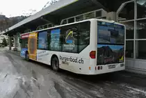 Der Citaro I RingJet von Leukerbad in der Mittagspause beim Busbahnhof in Leukerbad, 10.12.2014.

