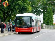 VB Biel - Hess Swisstrolleybus BGT-N2C Nr.55 bei der Provisorischen Haltestelle vor dem Schloss in Nidau am 31.05.2008