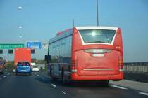 XMX 859 (Scania OmniLink) auf der Linie 152 zwischen Södertälje und Stockholm auf der Autobahn. Aufgenommen am 18.09.2014.