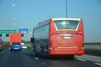 XMX 859 (Scania OmniLink) auf der Linie 152 zwischen Södertälje und Stockholm auf der Autobahn. Aufgenommen am 18.09.2014.