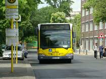 B-V 1757 fhrt am 07.06.2008 auf der Linie X9 zum Flughafen Tegel.
