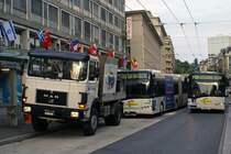TL: Des Einen Freud des Andern Leid !! Ein derartiges zufälliges Fotosujet erfreut natürlich den Fotografen nicht aber den Chauffeur und die Fahrgäste des auf der Strecke gebliebenen Busses. Vor der Abfahrt zum Busdepot kam es noch zu einer Ueberholung durch einen weitern SOLARIS METRO BUS Lausanne-Flon auf dem Bahnhofplatz Lausanne am 15. August 2007. So konnten ausnahmsweise zwei SOLARIS Metrobusse auf einem Bilde festgehalten werden. 
Foto: Walter Ruetsch