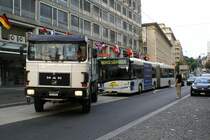 TL: Des Einen Freud des Andern Leid !! Ein derartiges zufälliges Fotosujet erfreut natürlich den Fotografen nicht aber den Chauffeur und die Fahrgäste des auf der Strecke gebliebenen Busses. Der SOLARIS METRO BUS  HORS SERVICE  der die Strecke Lausanne-Flon während dem Bau der neuen Metro bediente, stand am 15. August 2007 soeben mit dem TL MAN-Abschleppwagen vor dem Bahnhof Lausanne zur Abfahrt zum BUSDEPOT bereit.
Foto: Walter Ruetsch  