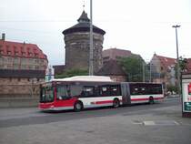 Nrnberg, Linie 43 am Hauptbahnhof. Im Hintergrund
das Laufer Tor (15.06.08) 