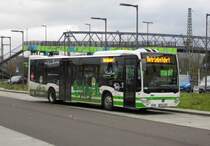 Ein MB O 530 C2 Ü, der PM-E 281 mit neuer Werbung des  PlusBus Hoher Fläming  Konzepts, am Brandenburger ZOB, 20.12.14