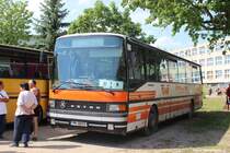 Kloster Lehnin, alte Kaserne - ein ehemaliger EVB-Zeven Setra S215 wartet auf seinen Einsatz auf den Spargelfeldern. 22 Mai 2014 