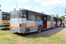 Kloster Lehnin, alte Kaserne 22. Mai 2014. Ein ehemaliger Bahnbus wartet auf seinen Einsatz auf den Feldern. Er ist der einzigste noch verbliebene O305G welcher in den letzten 2 Saisonzeiten im Einsatz war.
Die ehemaligen Betriebe und Kennzeichen des O305G : 

1986-1989 DB Berlin, unter DB 17-605
1989-1998 BVO Bielefeld, unter BI-MA 524
1998-2010 Schniering Diepenau, unter NI-DX 999
2013-____ Domstiftgut Mötzow, Beetzseeheide unter PM-BY 41
