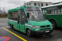 VW Kutsenits mit der Betriebsnummer 855 wartet auf dem Hod der Garage Rankstrasse auf den nächsten Einsatz. Die Aufnahme stammt vom 08.12.2014.