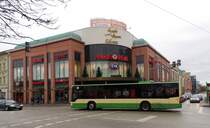 24.12.2013 Genauso prägend für das Brandenburger Stadtbild wie die grün-beigen Stadtbusse ist die St. Annen Galerie, an welcher hier Wagen 542 vorbeifährt. 542 ist der letzte Citaro Facelift der für die VBBr beschafft wurde.