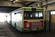 14.05.2014 im Stadtwerke Schweinfurt SW-Verkehr Depot, steht Wagen 47. Der Mercedes-Benz O405GN war von 1994 bis 2006 bei den VBBr (Brandenburg) im Einsatz und fuhr von 2007 bis 2014 bei den Stadtwerken SW. Ende 2014 wurde auch er durch einen Citaro C2G ersetzt. Der Bus ging erstaunlicherweise nicht an einen Spargelbauern oder direkt auf den Schrott. Er ist nun bei Busbetrieb Federlein untergekommen. Was mit dem Fahrzeug dort passiert ist jedoch noch nicht bekannt.
Im übrigen trug er bis zur Ausmusterung diese, wie ich finde sehr gelungene Reklame.