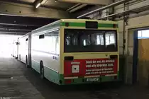 14.05.2014 im Stadtwerke Schweinfurt SW-Verkehr Depot, steht Wagen 47. Der Mercedes-Benz O405GN war von 1994 bis 2006 bei den VBBr (Brandenburg) im Einsatz und fuhr von 2007 bis 2014 bei den Stadtwerken SW. Ende 2014 wurde auch er durch einen Citaro C2G ersetzt. Der Bus ging erstaunlicherweise nicht an einen Spargelbauern oder direkt auf den Schrott. Er ist nun bei Busbetrieb Federlein untergekommen. Was mit dem Fahrzeug dort passiert ist jedoch noch nicht bekannt.
Im übrigen trug er bis zur Ausmusterung diese, wie ich finde sehr gelungene Reklame.