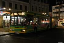 Wagen 77 der Stadtwerke Schweinfurt pausiert am Roßmarkt um in einigen Minuten seine letzte Runde vor dem Depot nach Schweinfurt Bergl zu fahren. 
Da Wagen 77 als Mercedes-Benz O405GN2 des Baujahres 1996 zu den älteren GN2 gehört wird er bei der nächsten Lieferung von Mercedes-Benz C2G ausgemustert.  