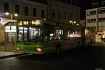 Wagen 77 der Stadtwerke Schweinfurt pausiert am Roßmarkt um in einigen Minuten seine letzte Runde vor dem Depot nach Schweinfurt Bergl zu fahren. 
Da Wagen 77 als Mercedes-Benz O405GN2 des Baujahres 1996 zu den älteren GN2 gehört wird er bei der nächsten Lieferung von Mercedes-Benz C2G ausgemustert.  