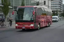Aus Italien kommt dieser Mercedes Benz Travego mit dem Kennzeichen EB-265HH. Aufgenommen am Alexanderplatz Berlin.
