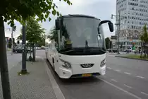 75-BDS-9 steht am 21.08.2014 Berlin Zoologischer Garten. Aufgenommen wurde ein VDL Futura.
