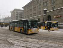 Wintereinbruch in St. Gallen: Postauto Citaro I G und Citaro II G auf dem Bahnhofplatz, 30.12.2014. 

