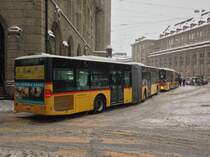 Wintereinbruch in St. Gallen: Postauto Citaro I G und Citaro II G auf dem Bahnhofplatz, 30.12.2014. 


