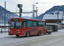 AFA: Schlittelbus Vetter Nr. 50 mit Anhänger in Zweisimmen am 2. Januar 2015. Bei diesem Bus handelt es sich um die letzte Reserve von AFA. Zudem ist er mit dem kurzen Radstand für Wintereinsätze auch im Jahre 2015 noch bestens geeignet und bei den Chauffeuren sehr beliebt.
Foto: Walter Ruetsch