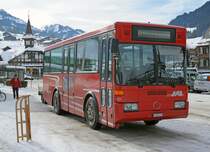 AFA: Schlittelbus Vetter Nr. 50 mit Anhänger in Zweisimmen am 2. Januar 2015. Bei diesem Bus handelt es sich um die letzte Reserve von AFA. Zudem ist er mit dem kurzen Radstand für Wintereinsätze auch im Jahre 2015 noch bestens geeignet und bei den Chauffeuren sehr beliebt.
Foto: Walter Ruetsch