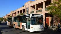 Marrakesch, bei der Koutoubia, ALSA City Gelenkbus Scania Hispano der Linie 16: Jamaa el Fna - La Zuzia, 01.01.2015
