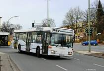 14.02.2014 mit Schwung in der Kurve kommt grade dieser ehemalige 3-Türige Mercedes-Benz O405N2 (ex BVG) welcher nun bei Tempelhofer im Dienst ist, vom Bahnhof S Marienfelde. 