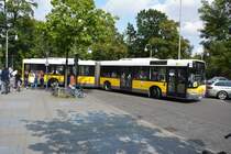 B-V 4384 fährt am 21.08.2014 auf SEV für die U2. Aufgenommen wurde ein Solaris Urbino 18 , Hertzallee Berlin.
