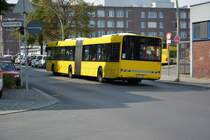 B-V 4272 fährt am 21.08.2014 auf SEV für die U2. Aufgenommen wurde ein Solaris Urbino 18 , Hertzallee Berlin.
