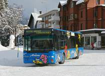 AROSA-BUS: NEOPLAN Nr. 8  SABRINA  während der Pause auf dem Bahnhofplatz Arosa aufgenommen am 31. Dezember 2014.
Foto: Walter Ruetsch