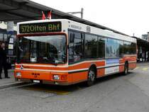 Olten - MAN Bus Nr.20  SO 20975 eingeteilt auf der Linie 572 bei der Haltestelle vor dem Bahnhof in Olten am 14.06.2008