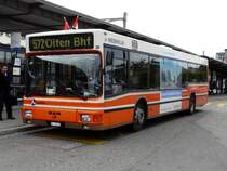 Olten - MAN Bus Nr.20  SO 20975 eingeteilt auf der Linie 572 bei der Haltestelle vor dem Bahnhof in Olten am 14.06.2008