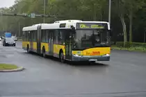 B-V 4292 fährt am 26.09.2014 auf der Linie X34 nach Berlin Kladow. Aufgenommen wurde Solaris Urbino 18, Flatowalle.
