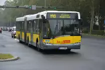 B-V 4295 fährt am 26.09.2014 auf der Linie M49 nach Berlin Staaken. Aufgenommen wurde Solaris Urbino 18, Flatowalle.

