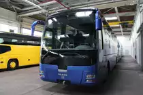 21.03.2014 dieser MAN Lion's Coach stand in der Verkaufshalle von Neoman, Berlin Spandau.